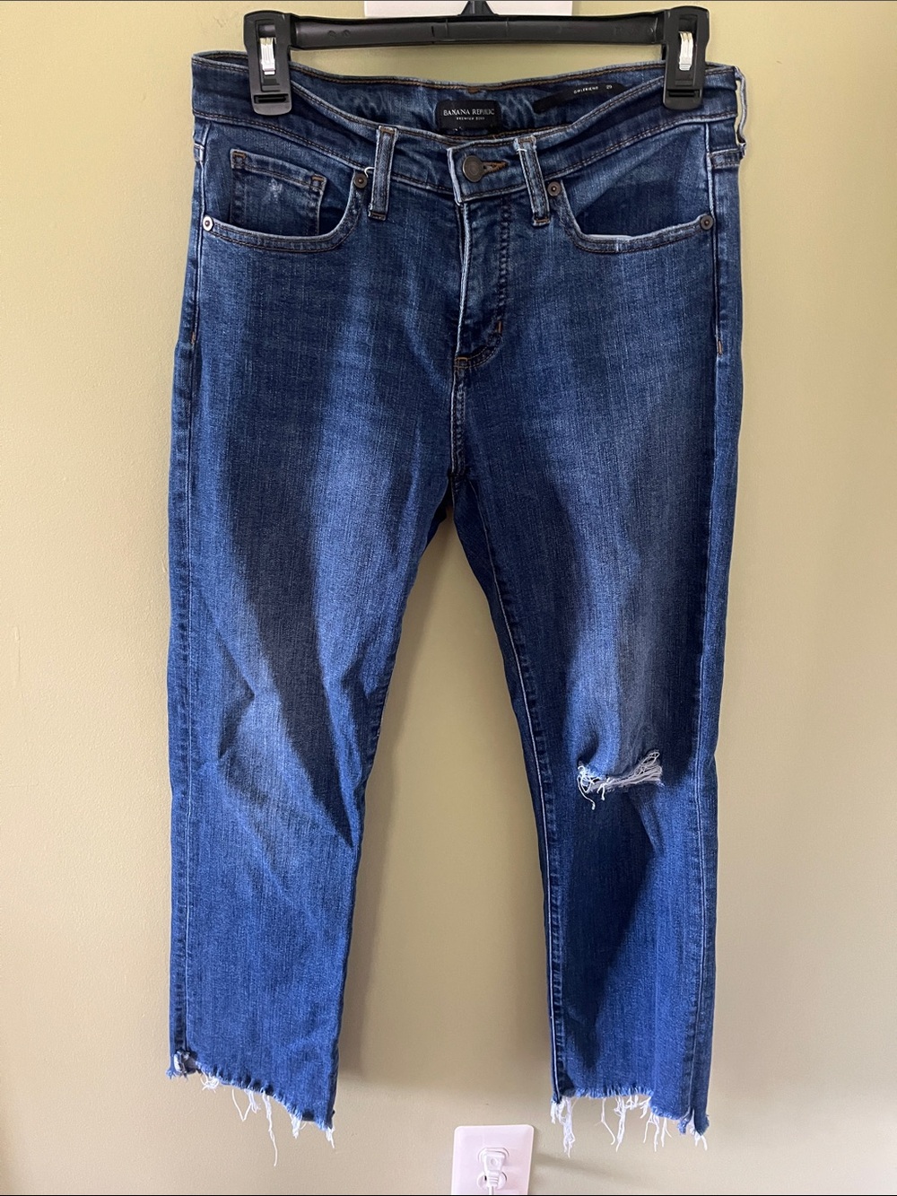 Banana Republic Dark Blue Girlfriend Distressed Relaxed Jeans. Size 29.